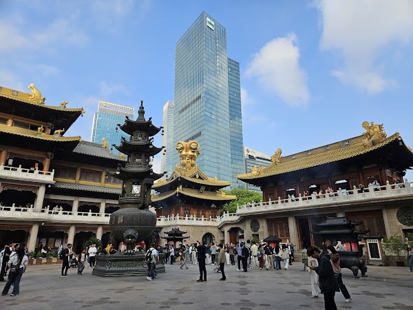 Visit Jing'an Temple
